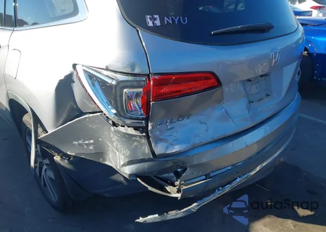 2017 Honda Pilot Touring z USA, uszkodzony, nr VIN 5FNYF6H96HB099542